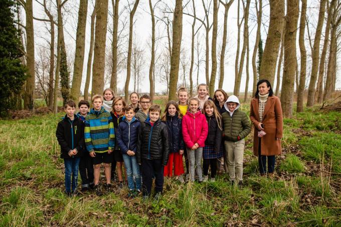 Het Wonderwoud in Stalhille met uiterst rechts Claudia Coudeville, links achteraan juffrouw Marie Strubbe en het zesde leerjaar van school ‘t Boompje.©Davy Coghe DC