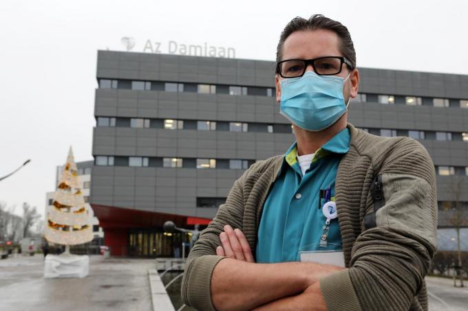 Pascal Debroe, tijdelijk werkloos als cafébaas, helpt mee als vrijwilliger op de covid-afdeling van het AZ Damiaan.©Peter MAENHOUDT Peter Maenhoudt