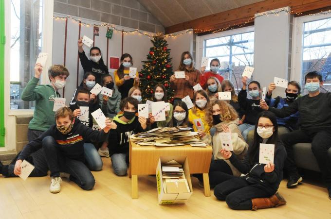 351 leerlingen uit het Spes Nostra Kuurne uit het eerste- en tweede jaar hebben samen 460 kerstkaartjes geknutseld.©BR1 BRU