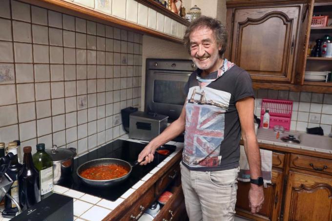 Marc Depuydt in de keuken, waar hij graag vertoeft: “Ik haat diepvriesgererchten. Alles moet vers zijn.”©Johan Sabbe