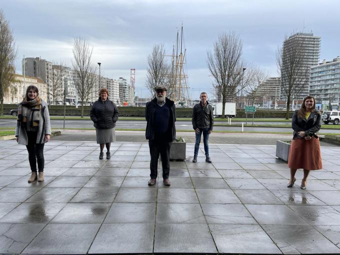 Vlnr: Liza Dewispelaere (onderwijsbemiddelaar), Anne Laure Vanhaverbeke en Guido Decombel (medewerker Beweging voor Mensen met een Laag Inkomen), Geert Saelens (onderwijsregisseur) en schepen Natacha Waldmann.©Jeffrey Roos (Foto JRO)