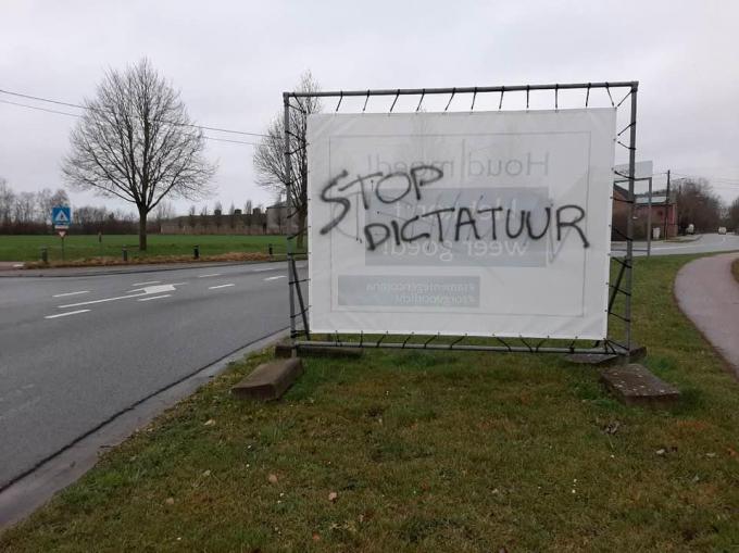 De spandoeken werden beklad met duidelijke slogans.© gf