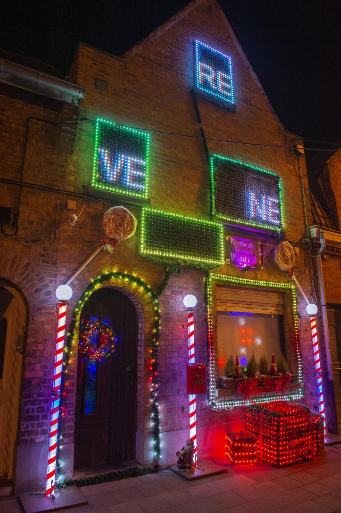 Het kersthuisje in de Mandellaan 70 is een feëeriek lichtspektakel. (foto SB)©STEFAAN BEEL Stefaan Beel