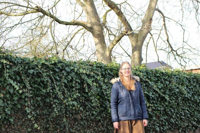 Sofie Sanders toont de notenboom waaraan een eekhoorntjesbrug kan worden vastgemaakt.©Laurette Ingelbrecht.