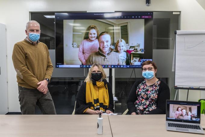 Dries Messeyne, Daisy Dequidt en Lynn Ameele van De Mantel praten met Kristof Vande Walle en dochters Eléonore en Céleste. (foto Stefaan Beel)©STEFAAN BEEL Stefaan Beel