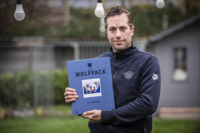 Wout Beel poseert met zijn boek 'The Wolfpack is back'. (foto SB)©STEFAAN BEEL Stefaan Beel