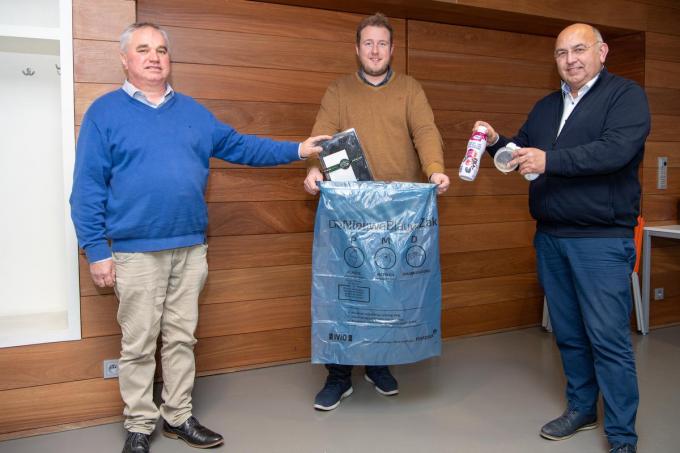 IVIO introduceert nieuwe blauwe afvalzak. V.l.n.r. ondervoorzitter Danny Bossuyt, voorzitter Dries Dehaudt en directeur Dirk Aelvoet. (foto Frank)©Frank Meurisse Frank Meurisse