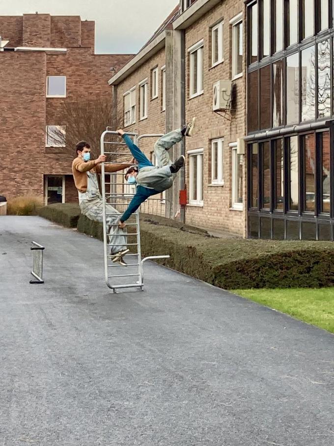 Acrobatische hoogstandjes van Be Flat.© DM