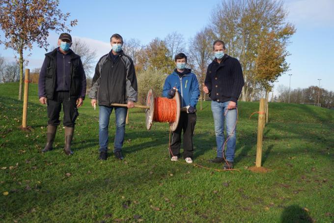 Daniel Capelle, Hugo Michielsens, Andres Deketele en Frederick Verscheure plaatsen meer dan 5 km bedrading. (foto Luc)© (foto Luc)