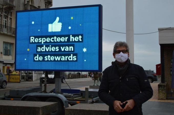 Burgemeester Geert Vanden Broucke (CD&V) bij een informatiebord. (foto DV)©Dylan Vynck