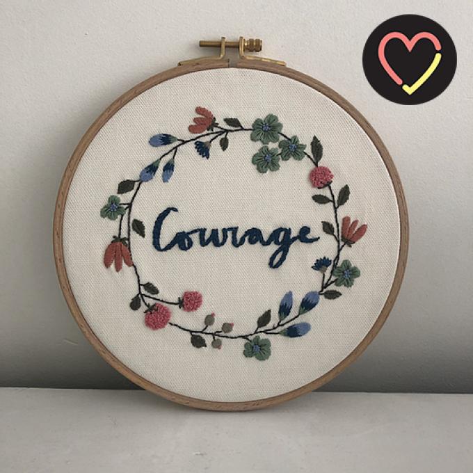 Borduurwerkje 'Courage' om op te hangen
