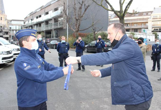 Burgemeester Kurt Vanryckeghem en korpschef Frederik Vandecasteele wisselen de sleutels uit.© (Foto DJW)