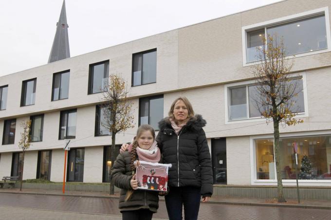 Stefanie Willaert en dochter Abby schenken 38 kerststalletjes aan de bewoners van woonzorgcentrum Meunyckenhof.©GINO COGHE Foto Coghe