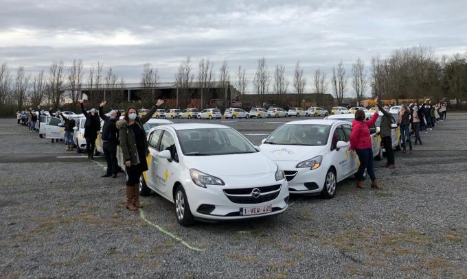 Vijfenveertig collega's van het Wit-Gele Kruis Veurne vormden samen een reusachtig hart op de parking van Plopsaland in De Panne.©MYRIAM VAN DEN PUTTE foto MVQ
