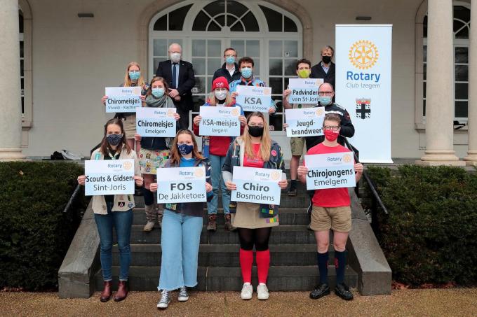 De tien jeugdverenigingen konden na een moeilijk jaar wel een financieel steuntje in de rug gebruiken. Dus schonk Rotary Izegem hen elk 500 euro.© Frank Meurisse