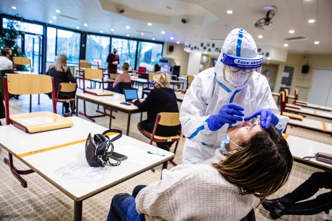 Het staalnamecenter van BSBO De Varens: vrijwilliger Martine Matthys laat een coronatest afnemen.©Davy Coghe Davy Coghe