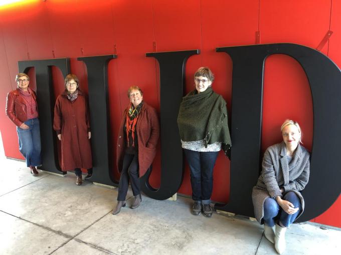 Hilde Hauspie, Carine Parent, Gerda Goubeir en Marleen Lebbe van vtbKultuur Vleteren samen met Birgit Provoost, initiatiefneemster van de expo Tijd.© RVL