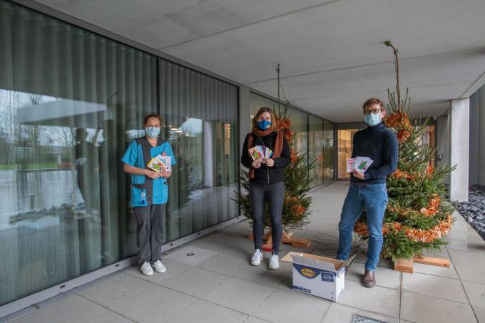 Onder meer de bewoners van wzc Emmaüs kregen kerstkaartjes. We zien Ilse Vanrenterghem, Johanna De Munck en Stijn Rooze.©MICHAEL DEPESTELE MD