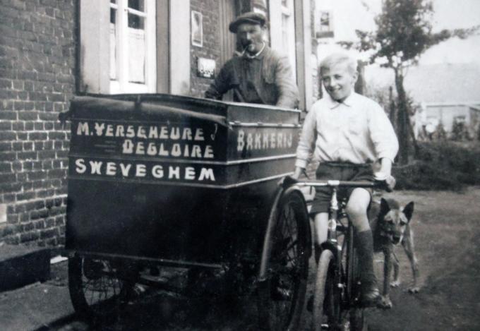 Een foto uit 1939 met grootvader Maurits Verschuere en vader Etienne Verscheure bij de bakfiets. (foto GV)©Geert Vanhessche 