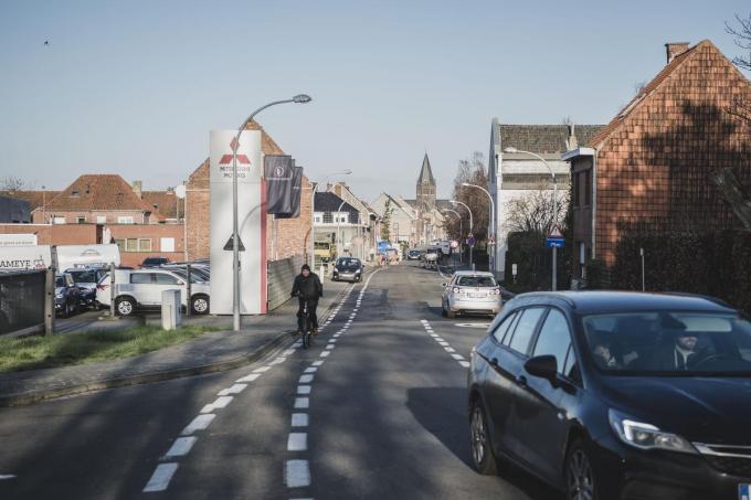 De Driekerkenstraat in Bissegem moet nu zo'n 5.000 auto's per dag slikken, te veel vindt het stadsbestuur.© Olaf Verhaeghe