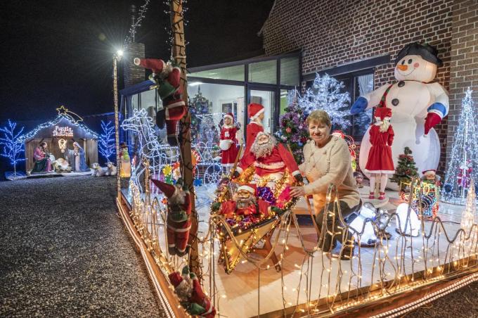 Rositta Dooms voor de caroussel met draaiende kerstmannen. (foto SB)©STEFAAN BEEL Stefaan Beel