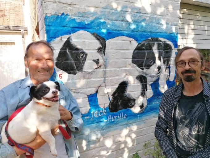 Rudy met hond Joe bij Chris Lowyck en zijn muurschildering.©Bliek Vermeire BVO