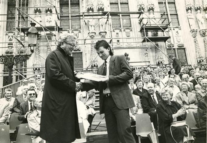Voormalig Brugs burgemeester Frank Van Acker met Clubspeler Marc Degryse bij de kampioenenviering van Club Brugge in 1988. (foto gf)