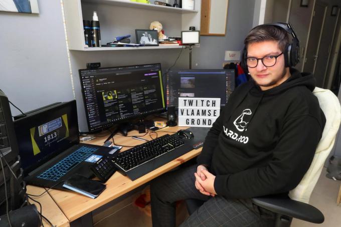 Viktor Vandaele in zijn kamer, van waaruit hij twaalf uur op Twitch zal streamen voor het goede doel.©Johan Sabbe