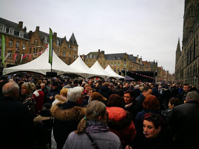 De nieuwjaarsreceptie lokt normaal een massa volk naar de Ieperse Grote Markt. (Foto TOGH)