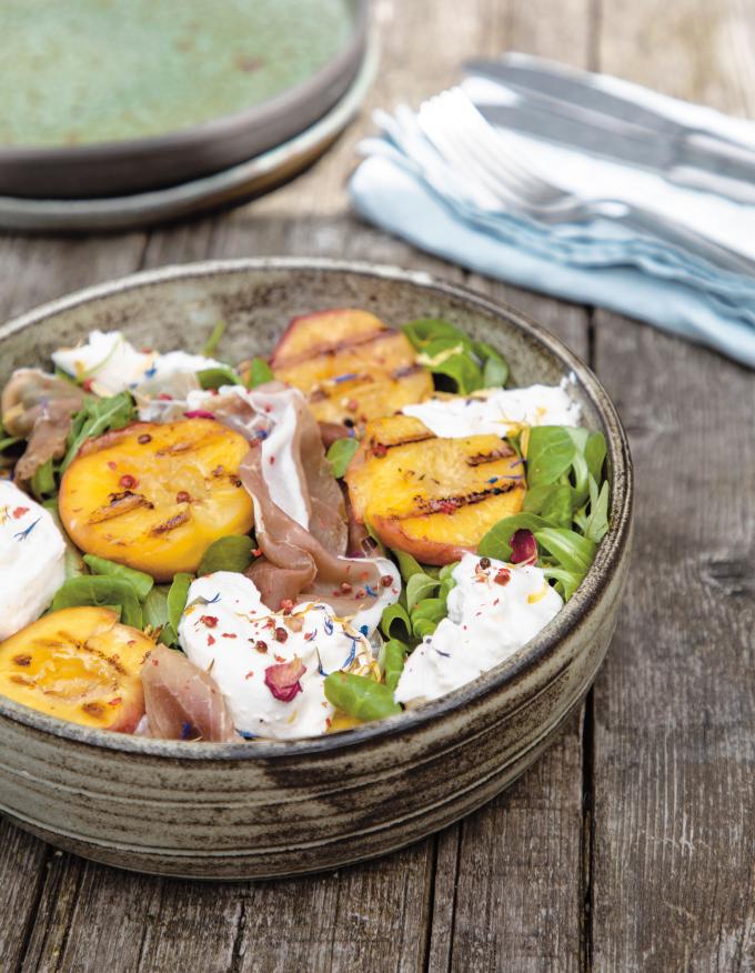 Gegrilde nectarines met burrata en parmaham