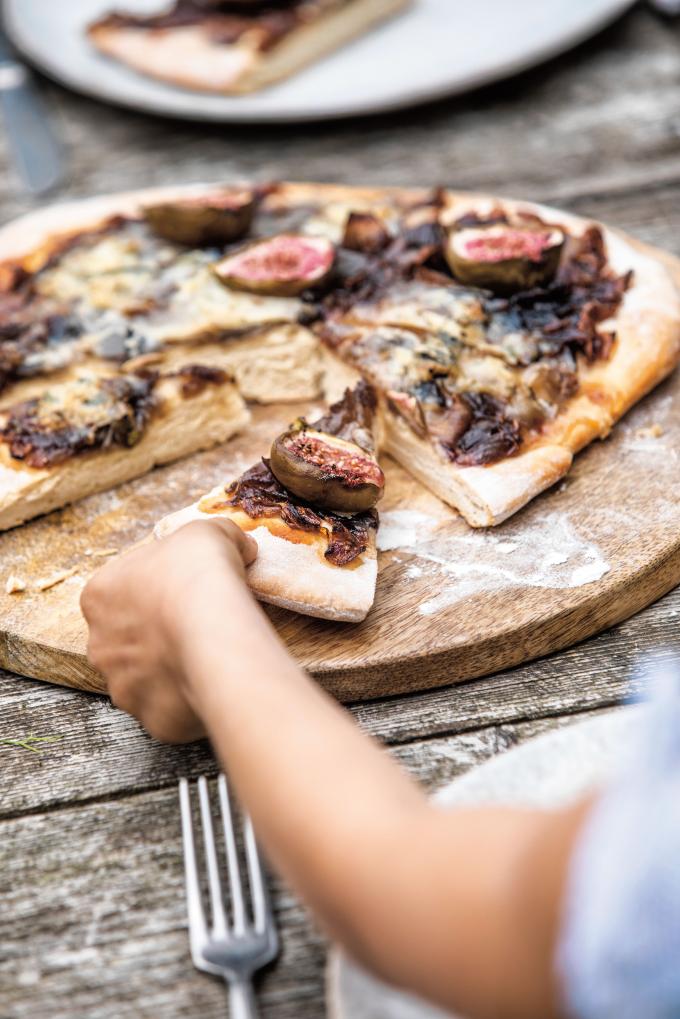 Pizza met rode-uienkonfijt, vijgen en gorgonzola