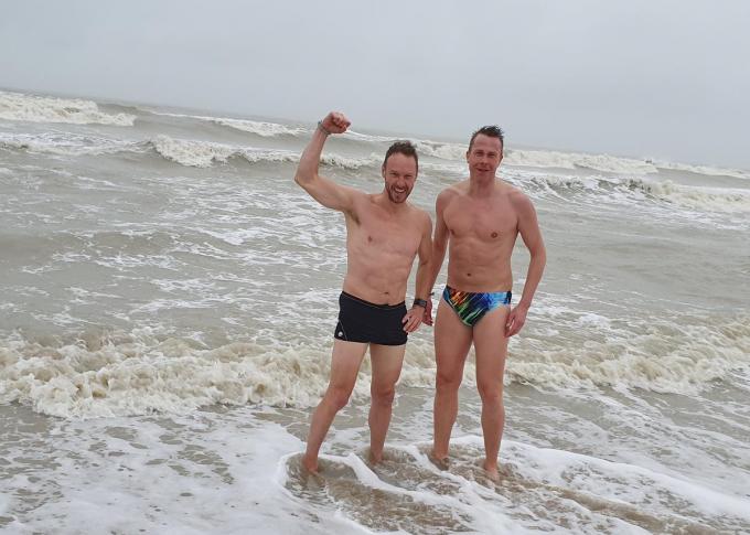 Bruno (links) en ex-triatleet Kevin Deman, die hem vergezelde tijdens zijn zwemtocht in zee.©Jeffrey Roos JRO
