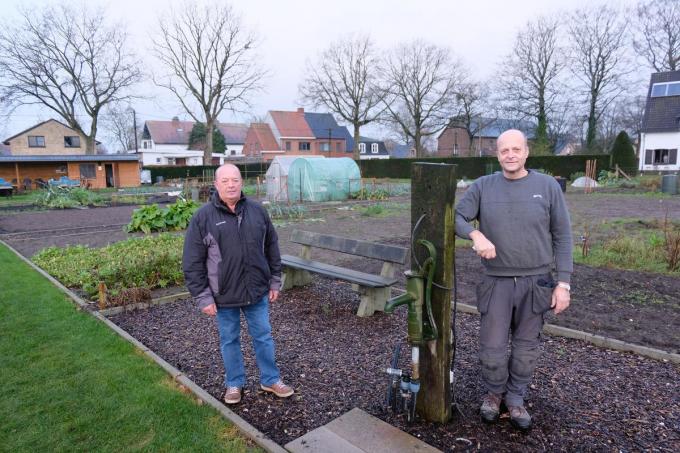 Jerome Depoorter en Jan Pauwels van TuinHier, de verenging die mee zijn schouders zet onder het volkstuinpark. (foto BC)