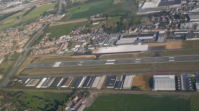 De omgevingsvergunning heeft betrekking op de zone waar een taxiweg en dienstweg werd gebracht.©Foto LS