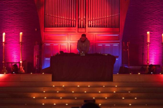 Dj Stijn VM van ‘dancing Illusion’ draait zijn set in de Kerk van Vichte.©(Foto GV)