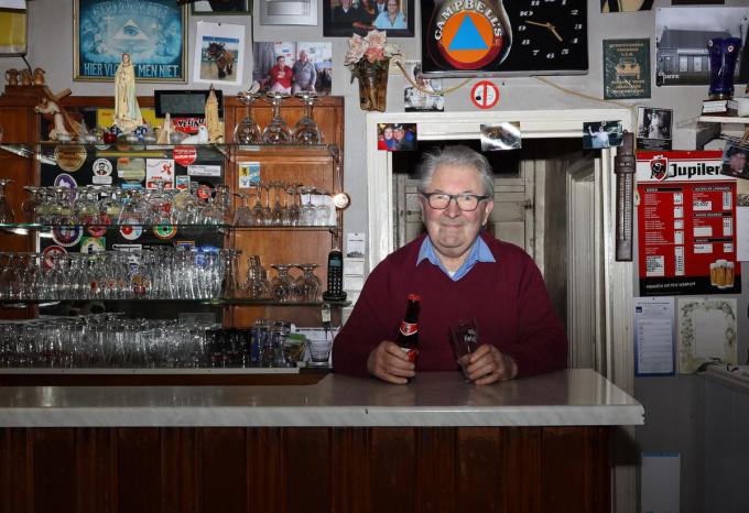 Willy Decrock verlangt naar het moment dat hij weer pintjes mag uitschenken.©Myriam Van den Putte MVO