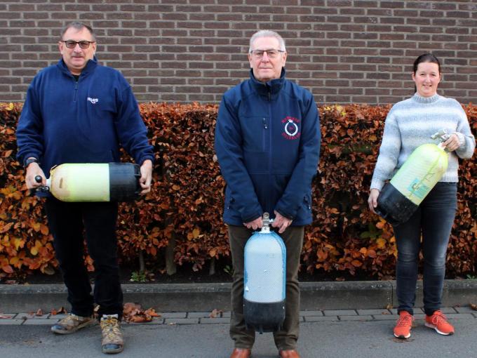 De zuurstofflessen bleven bij de duikersclub lange tijd onaangeroerd door corona. We herkennen Bernard Declercq, voorzitter Gustaaf Vanhevel en secretaresse Els Dedreyne. (foto WO)©wilfried Ossieur