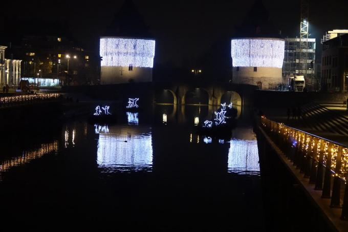 De kerstverlichting aan de Broeltorens, een statig onderdeel van de liefst 1,3 miljoen kerstlichtjes die op 27 november om 18 uur precies in Kortrijk aanfloepten.© AN