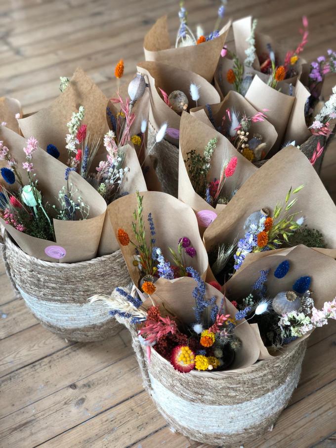 Boeketje droogbloemen met veel kleur