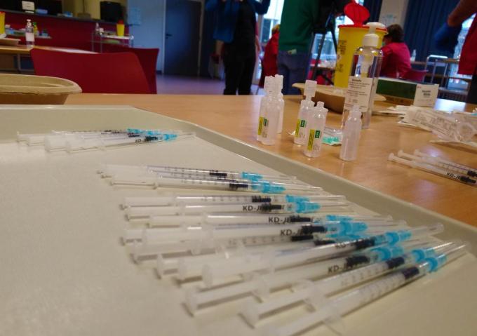 In WZC Sint-Jozef werden de eerste vaccins ondertussen toegediend.© AN