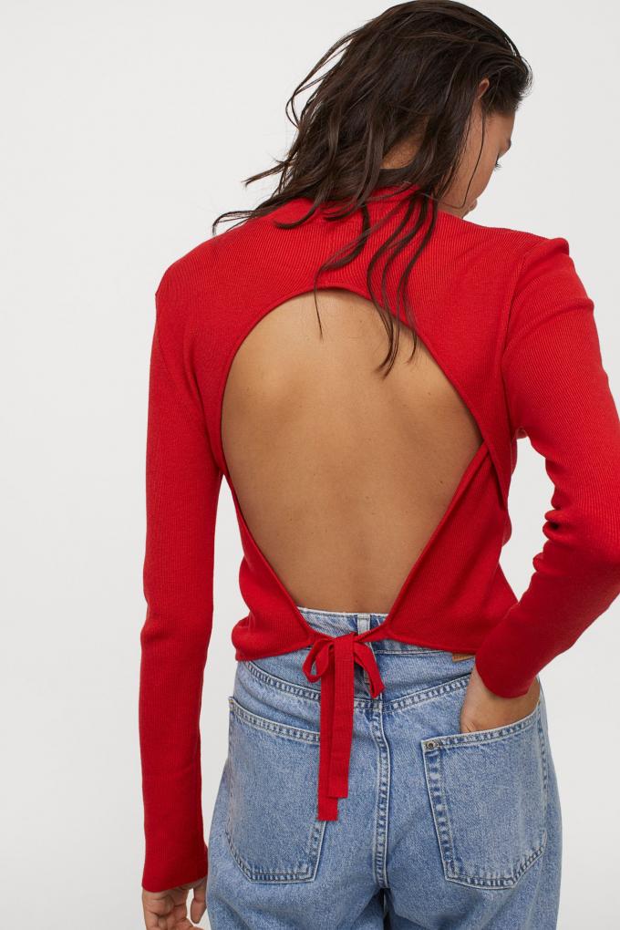 Pull rouge au dos ouvert