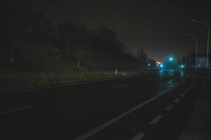Ook de R8 baadde woensdagavond quasi volledig in het donker.© Olaf Verhaeghe