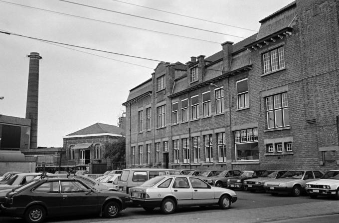 Een beeld uit 1987: de Roeselaarse fabriek van tapijtenfabrikant Louis De Poortere in de Diksmuidsesteenweg.(SB)©STEFAAN BEEL Stefaan Beel