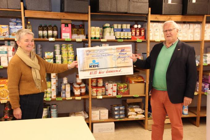 De cheque van Neos West-Vlaanderen was meer dan welkom om de werking van De Kapstok te ondersteunen. We zien op de foto Maria Declerck en Johan Hoornaert. (foto Jan)