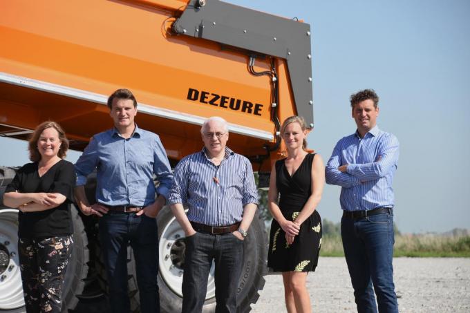 Vlnr: Dorine Dezeure, Julien Vansteenland, vader Eddy Dezeure, Tine Dezeure en Siel Himpens op de bouwgrond in Kaaskerke. “Al onze aanhangwagens moeten voor de verkoop één voor één naar de keuring. Onze nieuwe ligging is vlakbij”, geeft Tine Dezeure aan.© gf