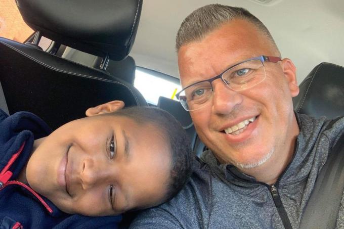 Pascal Angillis met zijn zoontje Sidy, dat herstelde van een tumor in zijn hoofd: “Onwaarschijnlijk hoeveel courage dat mannetje heeft.”© gf