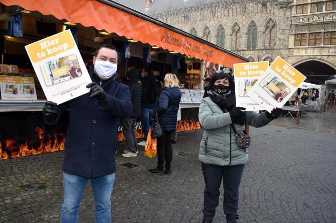 Schepen Diego Desmadryl en marktverantwoordelijke Griet Biesbrouck met de aanduidingsborden. (Foto EG)© EG