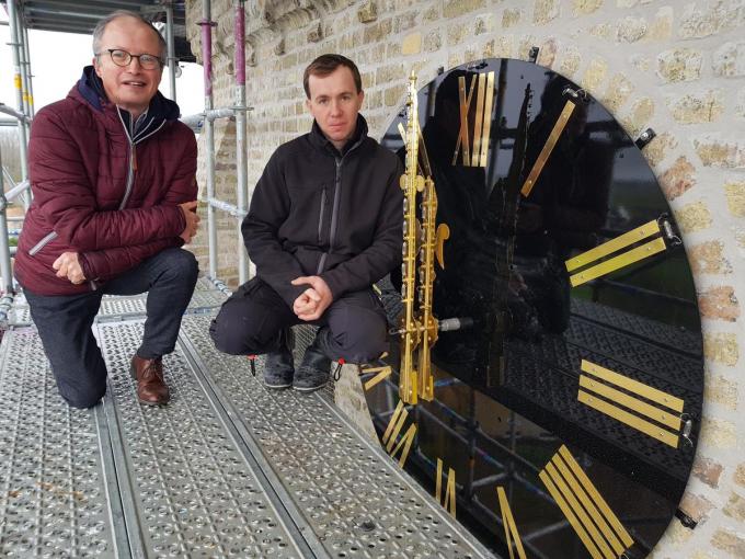 Links voorzitter van de kerkfabriek Bart Laleman en rechts Dimitri Deprez van de firma Clock-O-Matic die het uurwerk plaatst. Let op het cijfer drie dat anders dan de andere cijfers niet in Romeinse cijfers staat.© (Foto ACK)