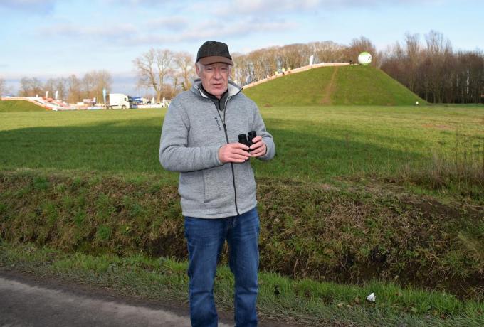 Marc Delbaere haalde zijn verrekijker boven om de renners de reusachtige aardeberm op het nieuw stuk Ter Borcht te zien nemen.© TVH