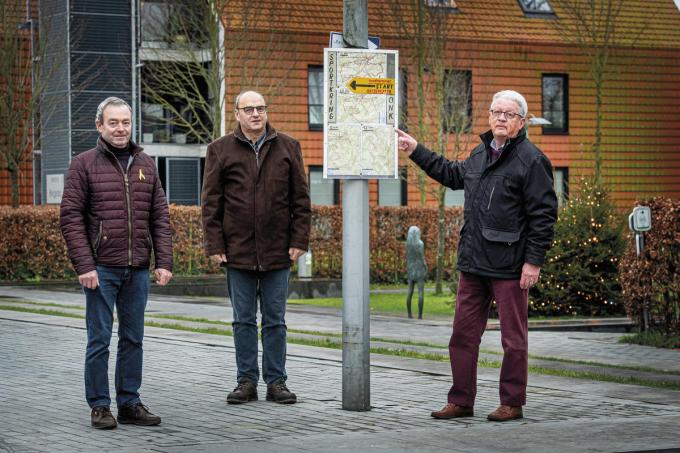 Patrick Huyghe, Ronny Vanderhaeghe, Antoon Bruneel bij de startplaats van hun wandeling aan het kerkplein in Oostnieuwkerke. (foto JCR)©JOKE COUVREUR
